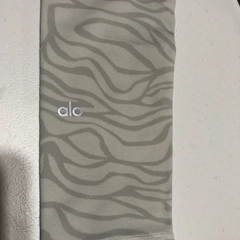 Alo Airbrush Capri High Waist‎ White/Grey Zebra Print Size Small